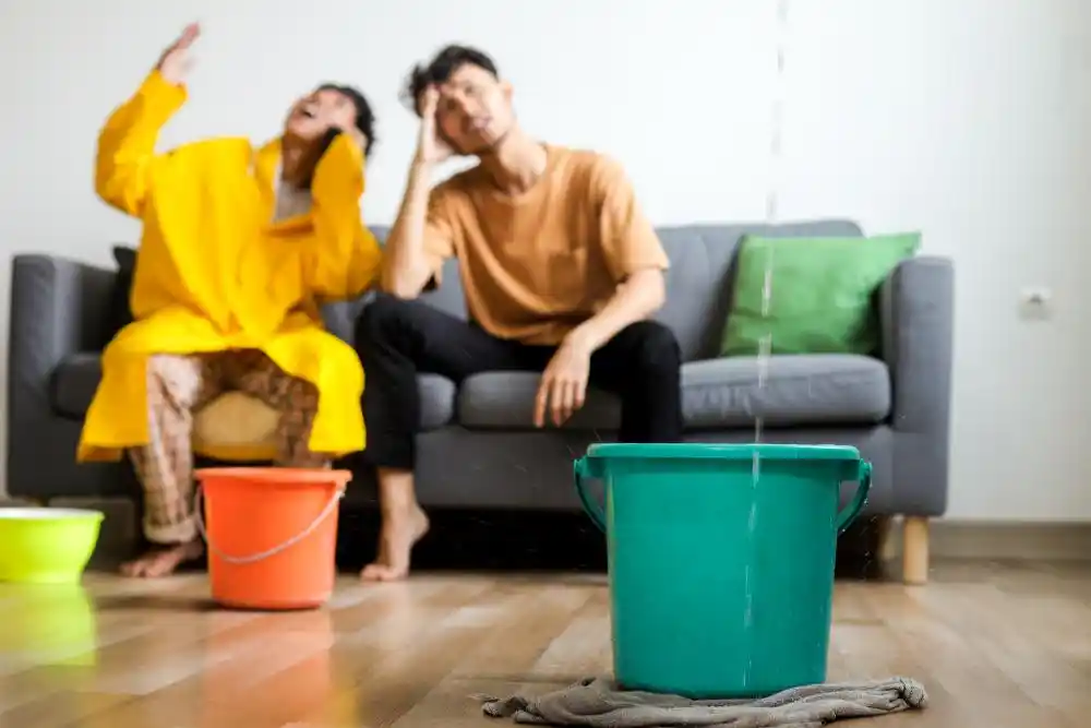 Su Kaçağı Belirtileri üst kattan su damlıyor yeşil kırmızı kovalar